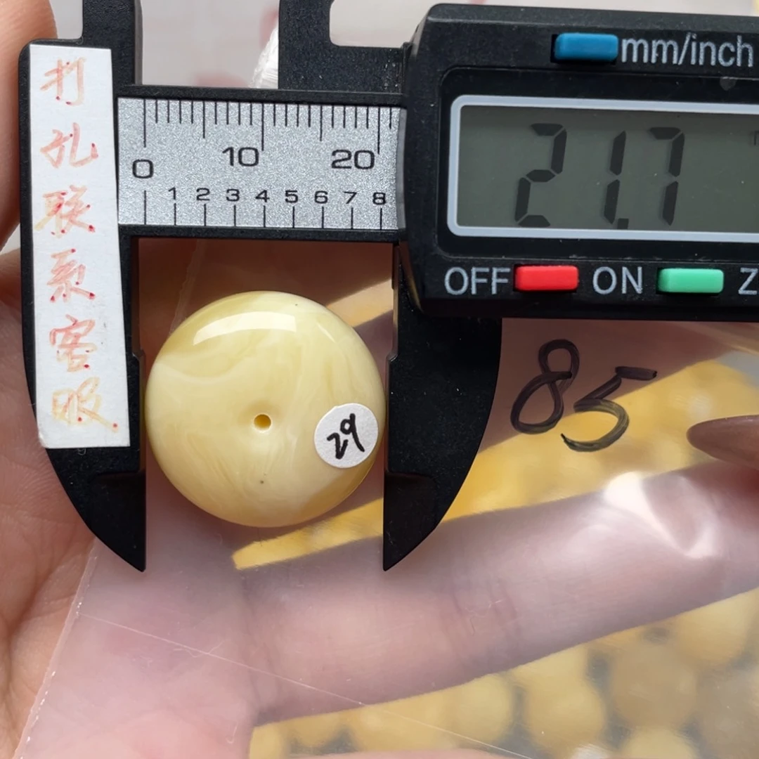 蜜蜡裸石未镶嵌嚒**咔微瑕