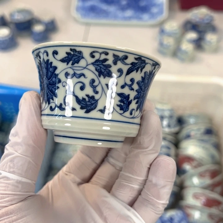瓷片白青花缠枝莲马蹄主人杯我品