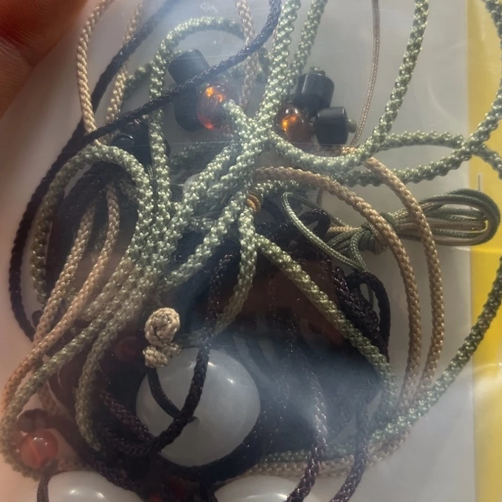 石英质玉未镶嵌颈饰