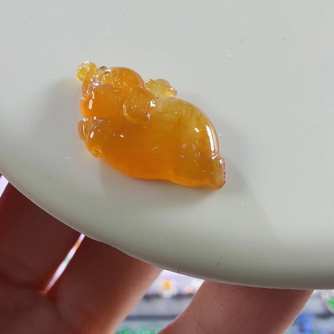 翡翠未镶嵌颈饰飞天小象