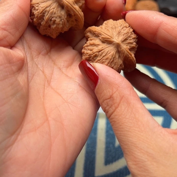 吊坠桃核文玩雪麒麟