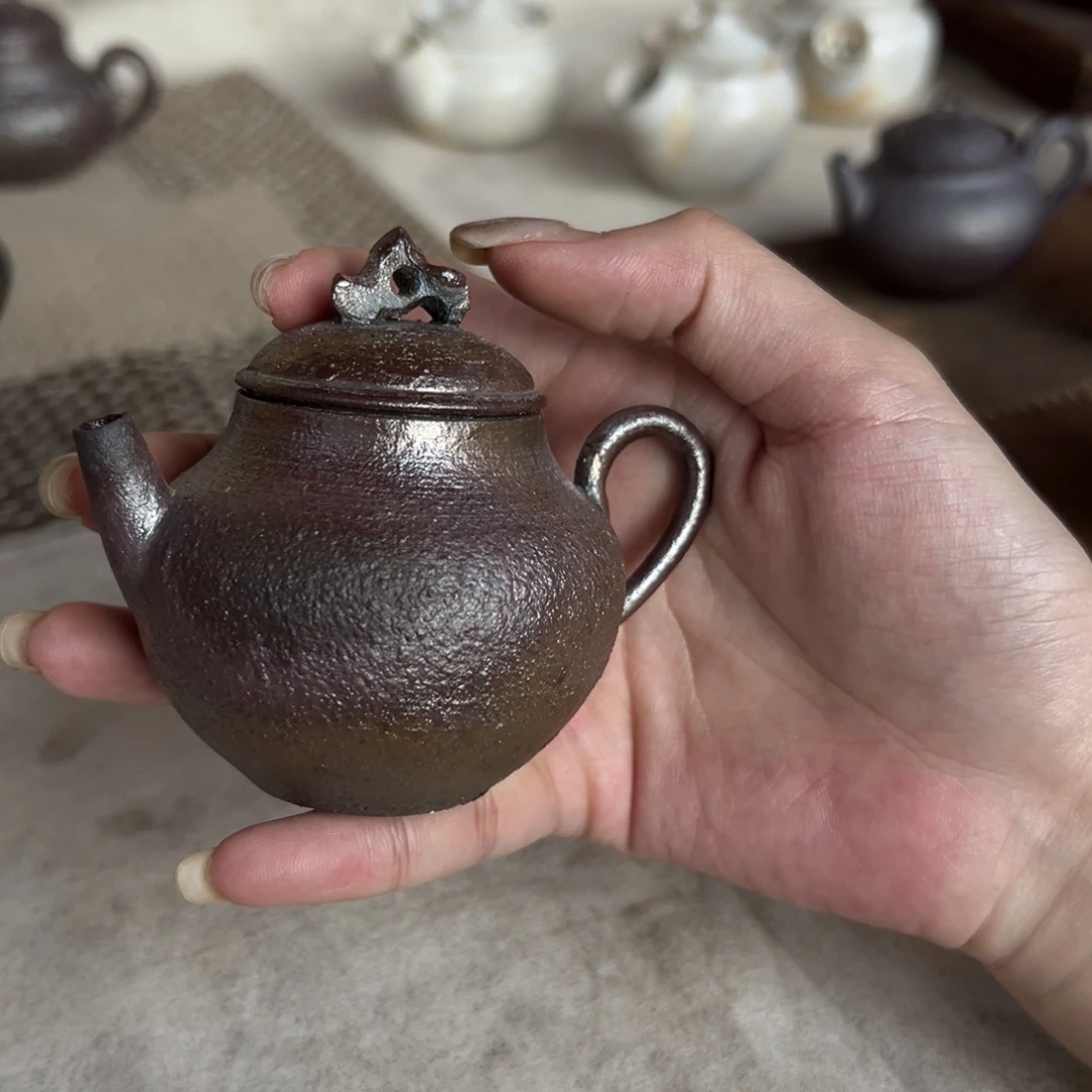 瓷片陶瓷。        陶瓷。