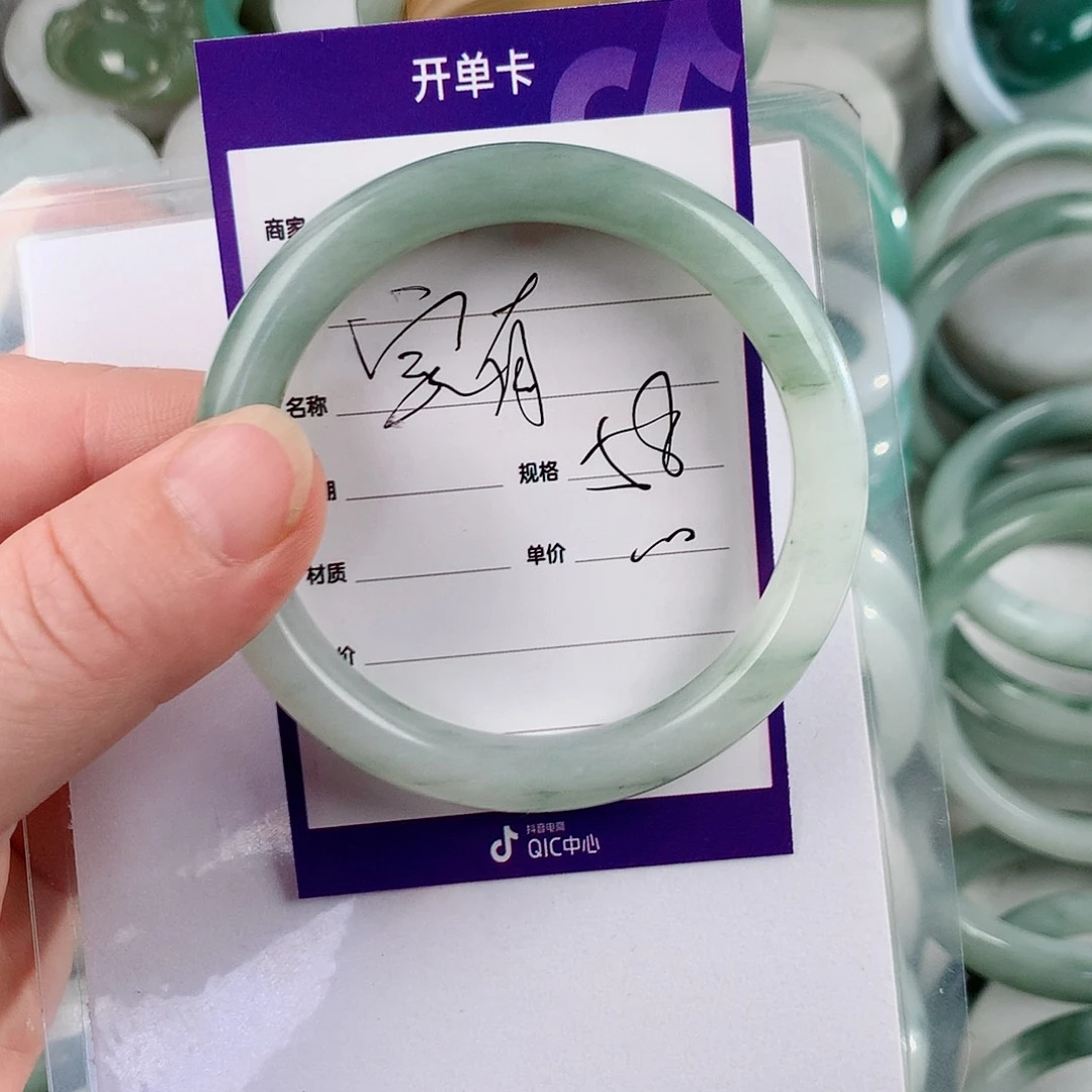 石英质玉手镯未镶嵌家****?