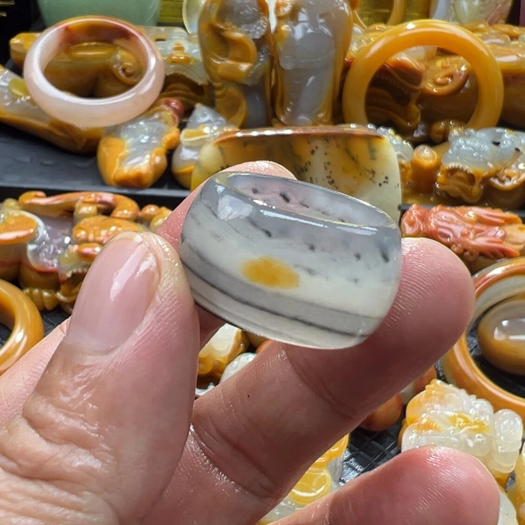 石英质玉未镶嵌颈饰
