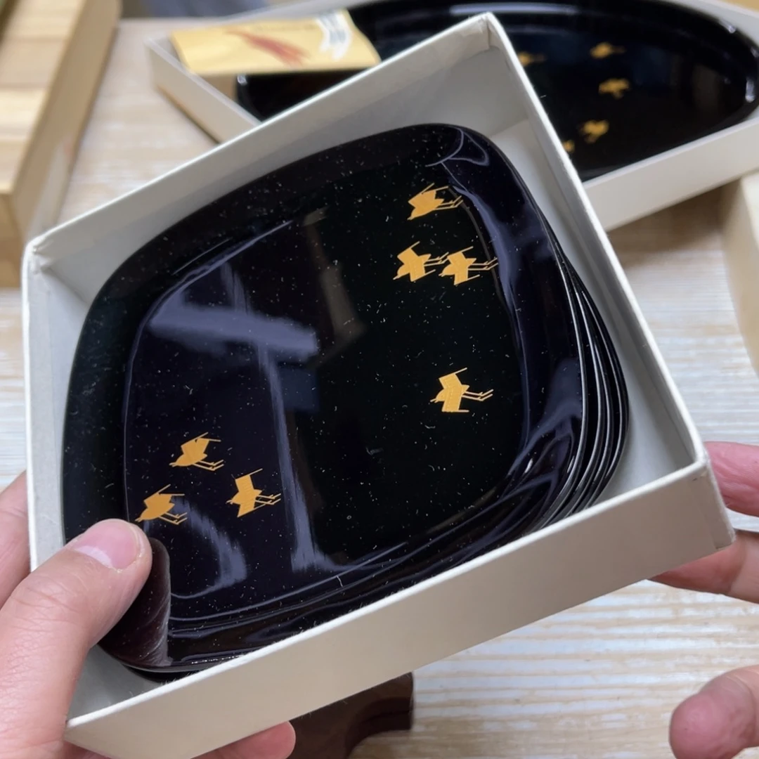 瓷片叶****欢密密麻麻地排列着一个