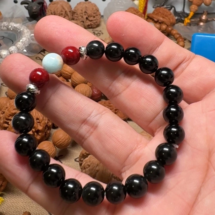 女生黑色手串复古风