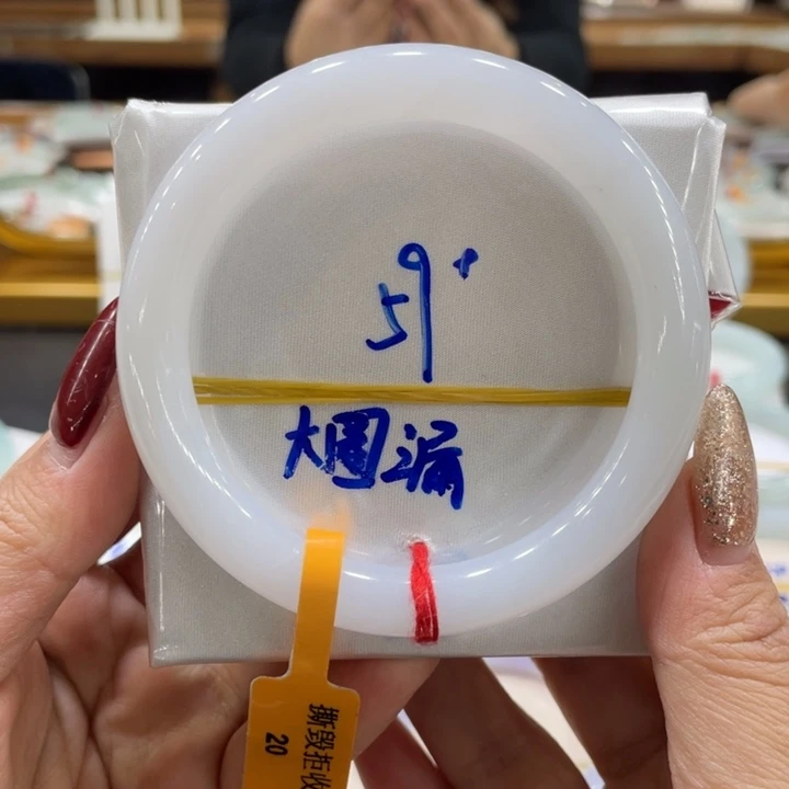 翡翠手镯未镶嵌翡翠