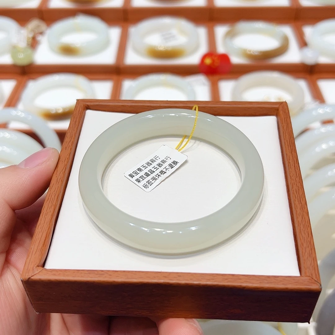 和田玉手镯未镶嵌荔枝冻