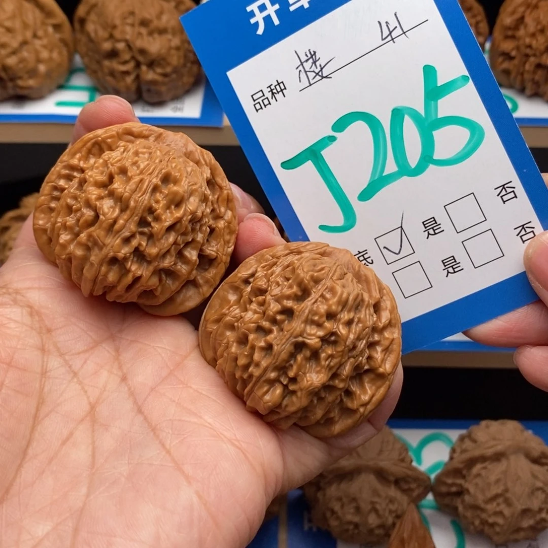 文玩核桃吊坠L****丶四座楼核桃