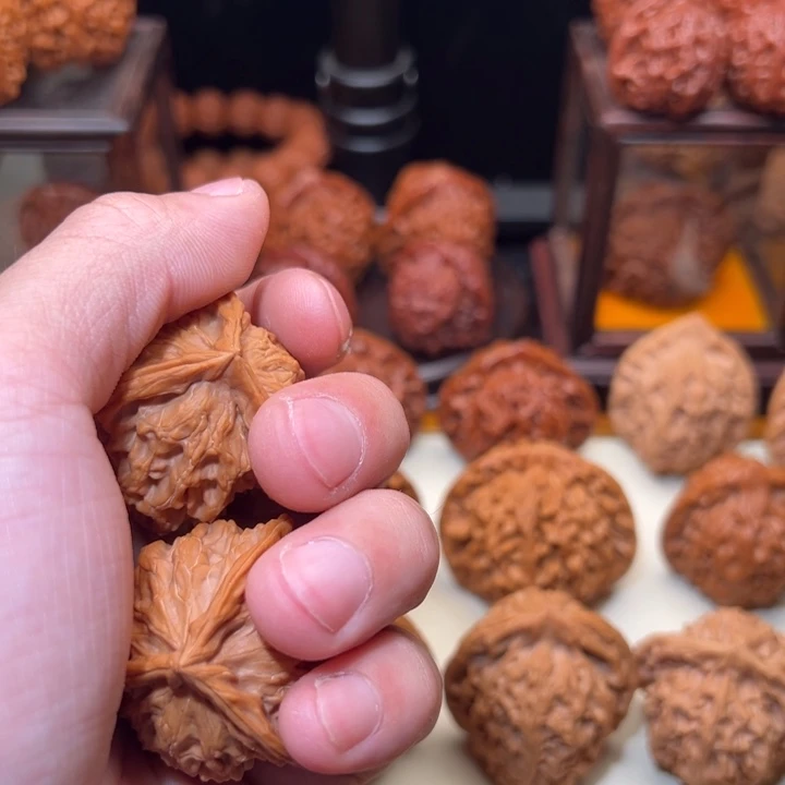 ە***坤吊坠桃核哈哈哈哈哈哈