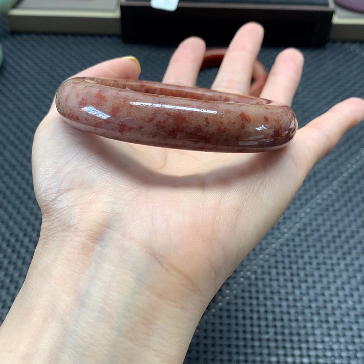 吃***豆石英质玉手镯未镶嵌