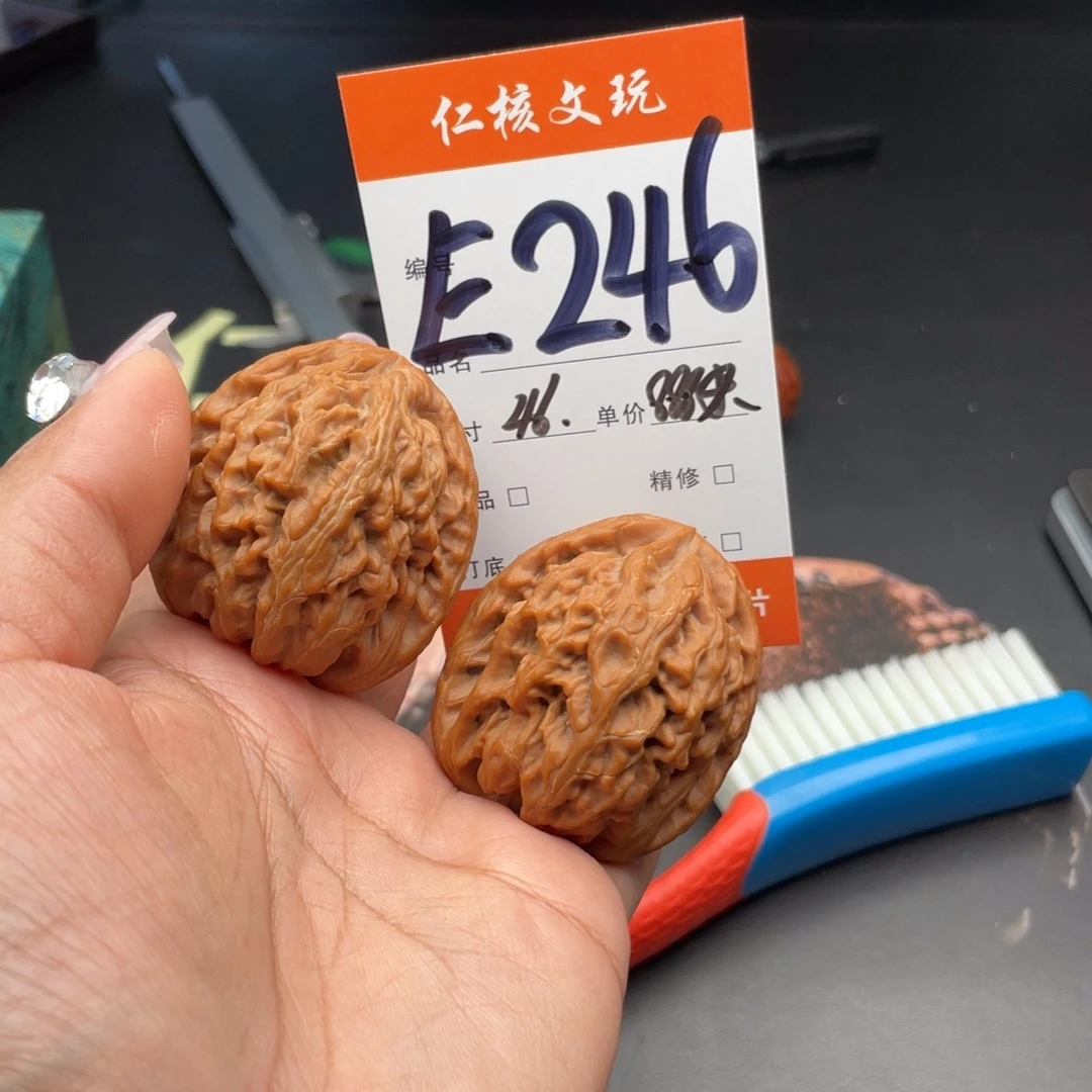 T***9文玩核桃把件46尺寸红锦鲤