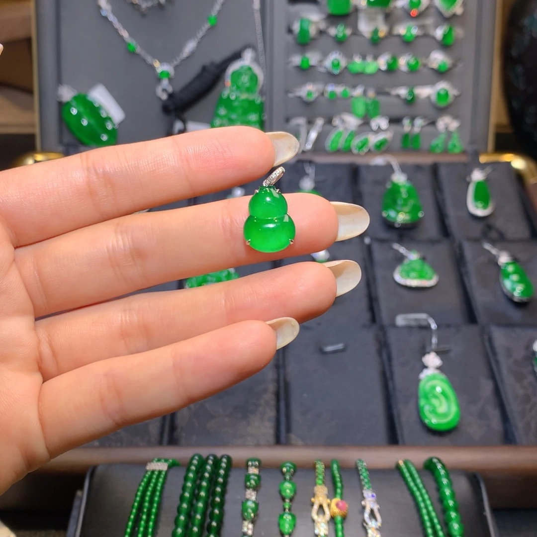 颈饰18K金镶嵌翡翠葫芦