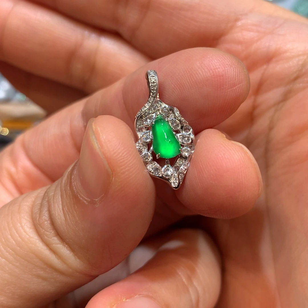 翡翠18K金镶嵌颈饰小吊坠