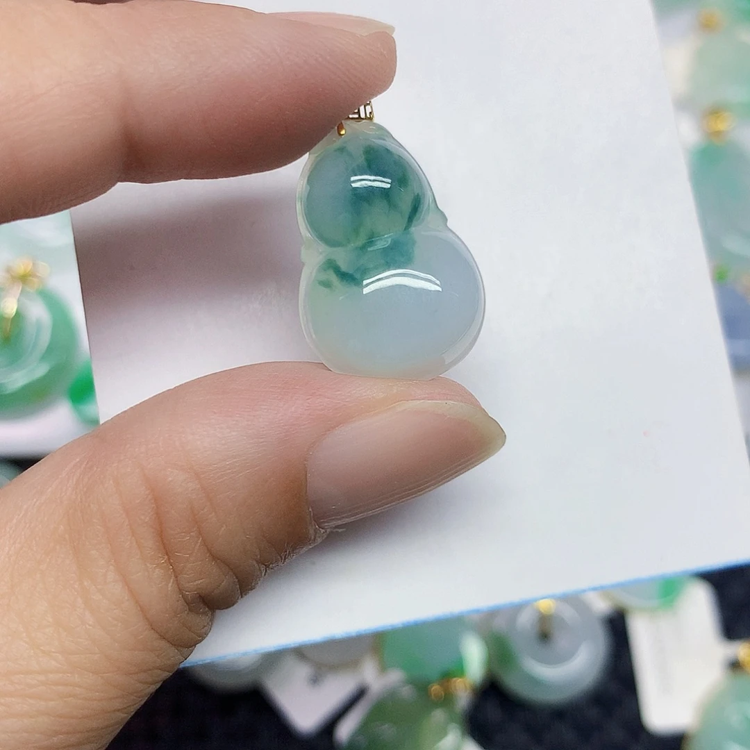 翡翠18K金镶嵌颈饰葫芦