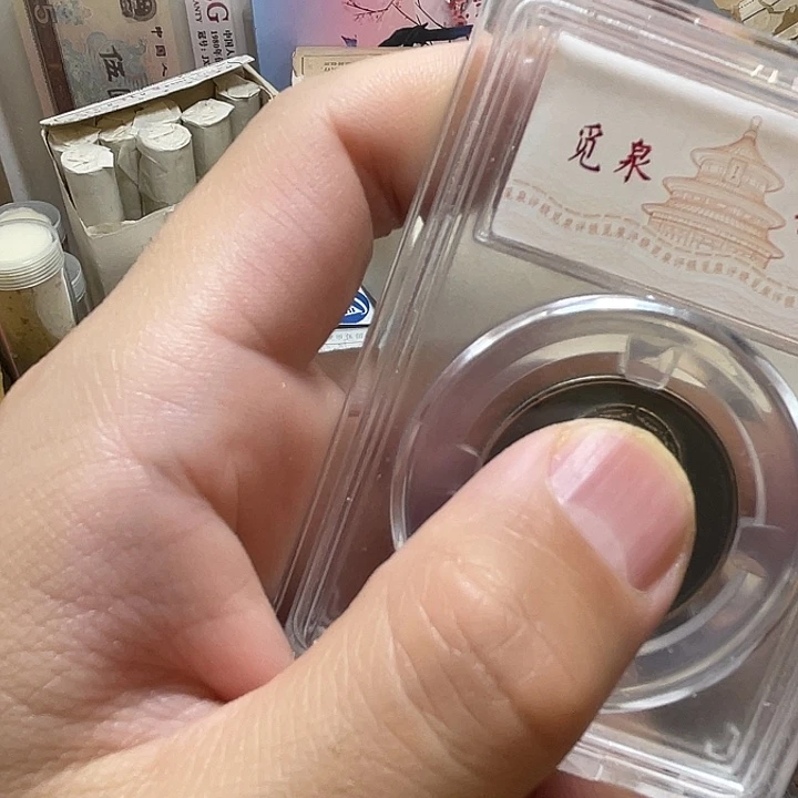 二***子其他普通金属黄荷花包500