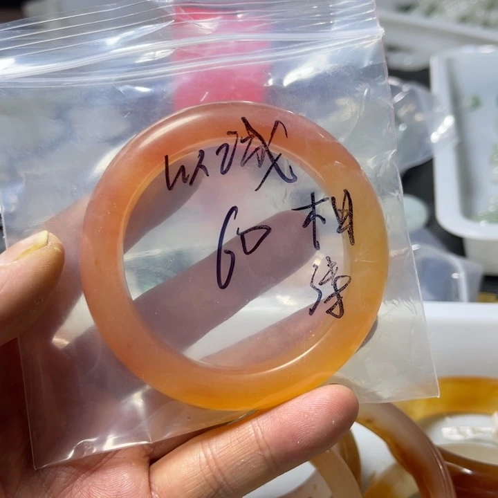 颈饰未镶嵌石英质玉