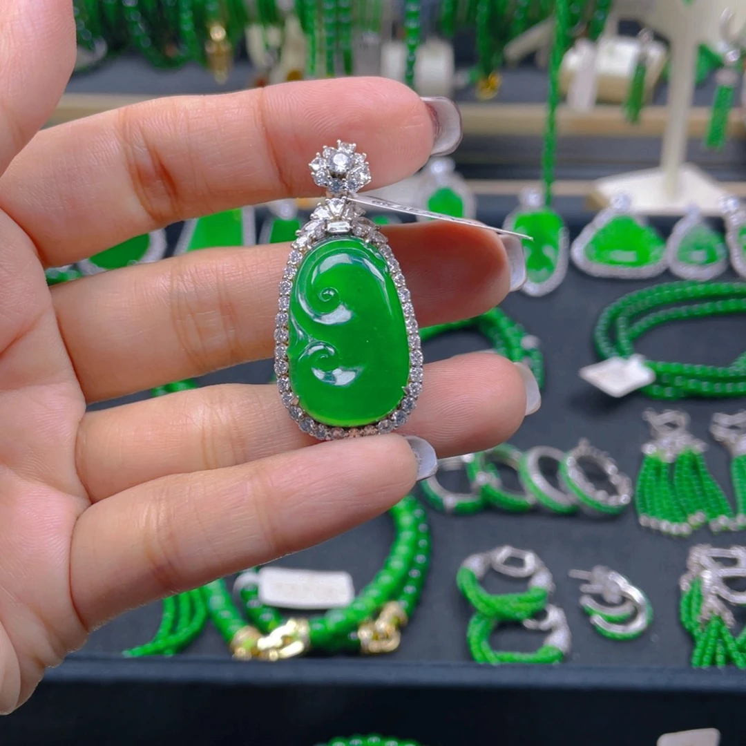 颈饰未镶嵌翡翠如意