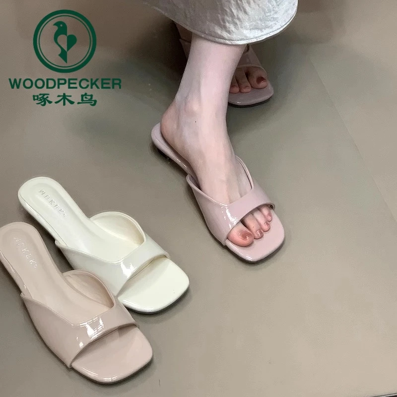 啄木鸟法式鱼嘴凉鞋女2025年新款露趾漆皮一字拖气质性感拖鞋女鞋