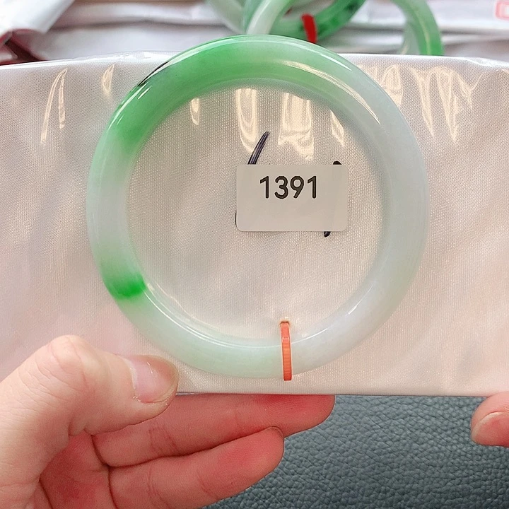 翡翠手镯未镶嵌天然翡翠手镯