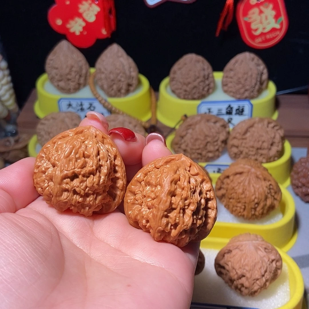 文玩核桃吊坠三角白