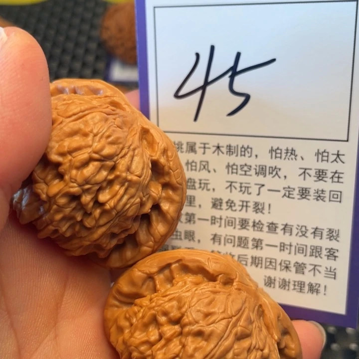 桃核把件45狮子45。。。。。。。。