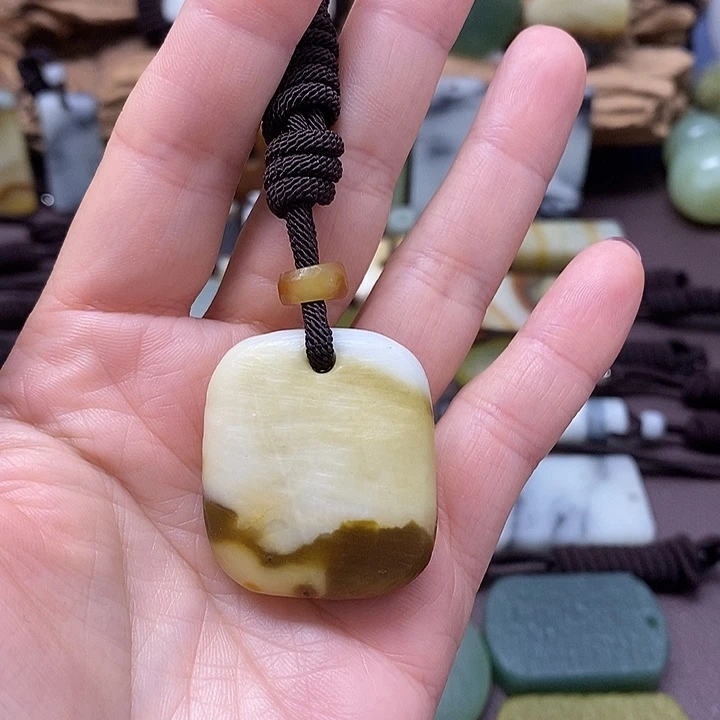 蛇纹石玉未镶嵌颈饰