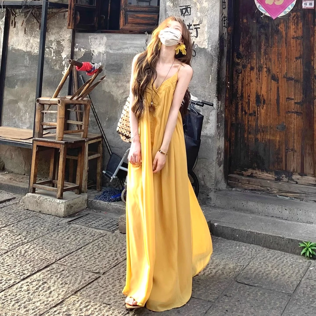 法式氛围感度假风蕾丝花边黄色吊带连衣裙女夏露背收腰显瘦长裙子