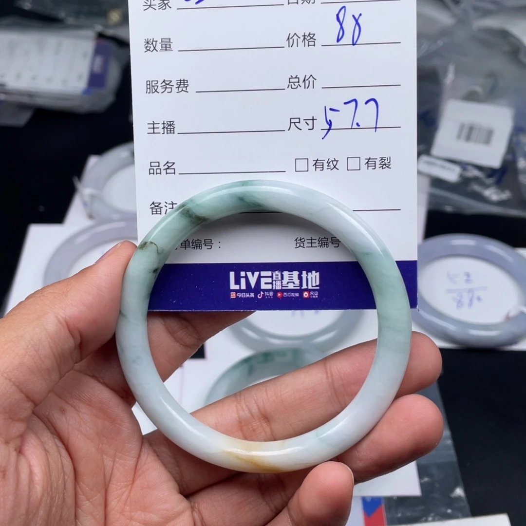 翡翠手镯未镶嵌渔**?