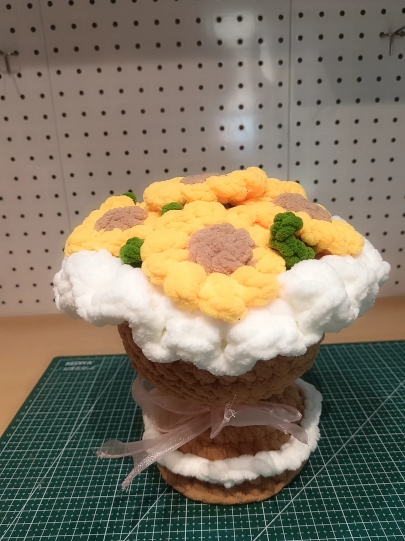 手工毛线钩织玫瑰花束创意生日节日手捧花礼物