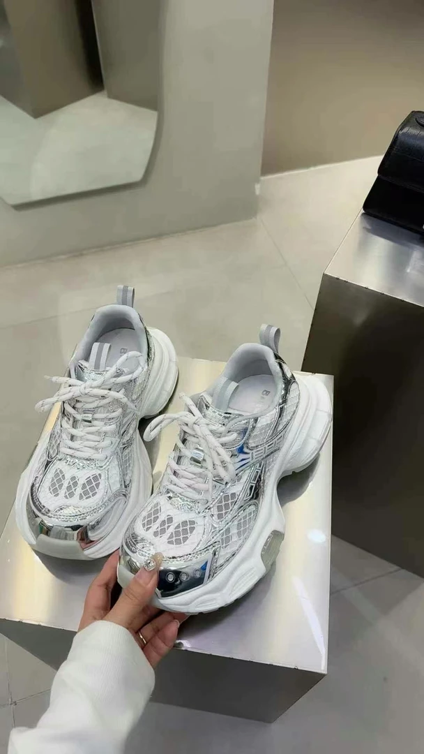 137-18 白色系带网眼休闲鞋