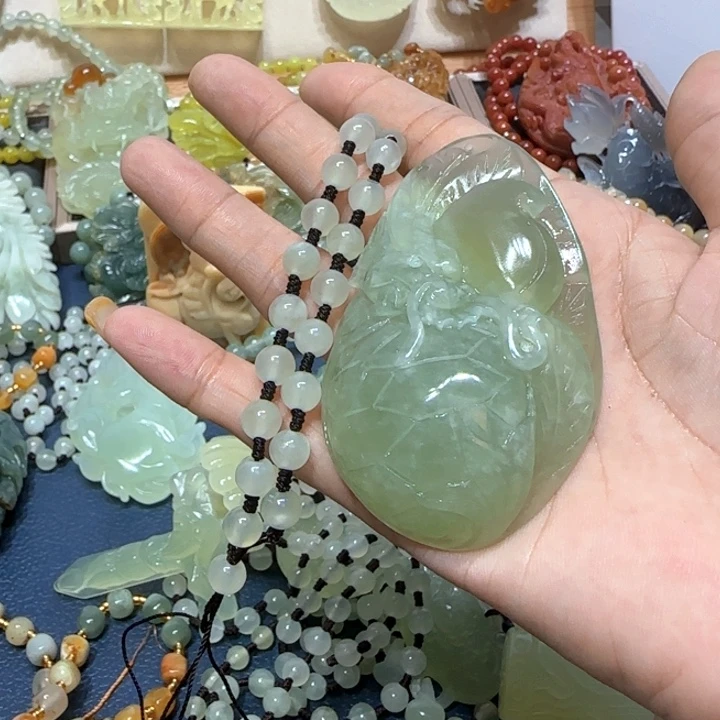 未镶嵌蛇纹石玉吊坠