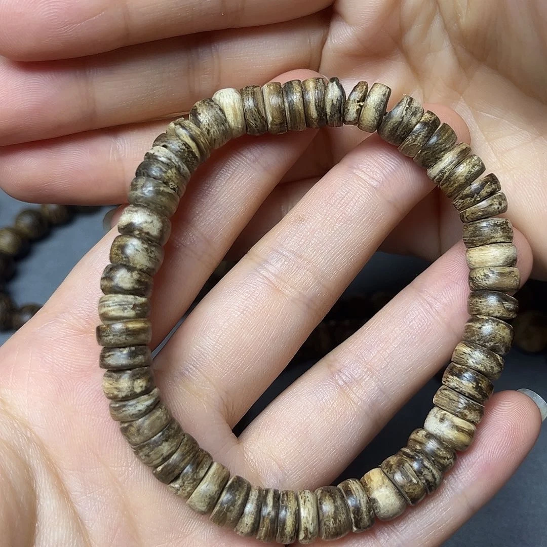 妮***哥达拉干沉香单圈手串。