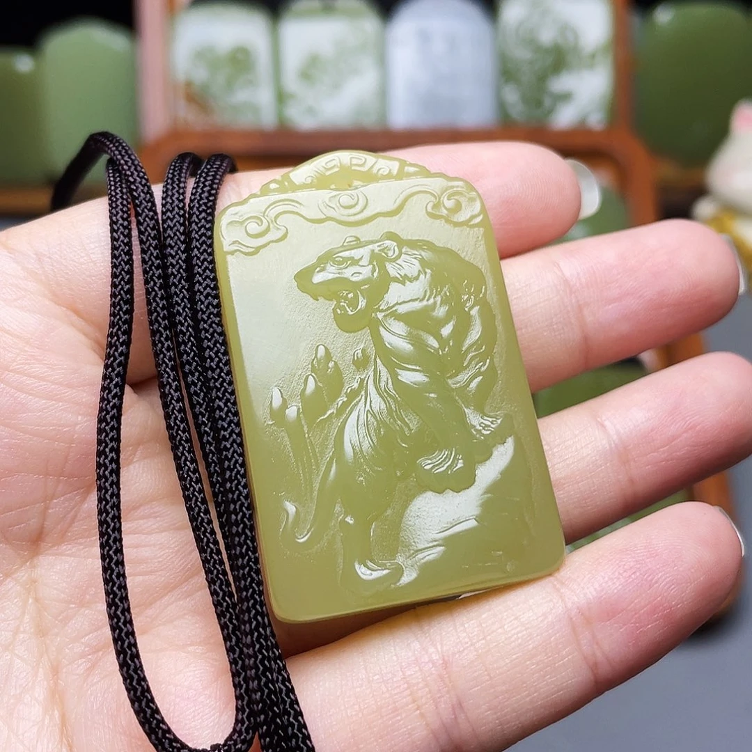 完***颜新疆昆仑山脉料生肖虎牌