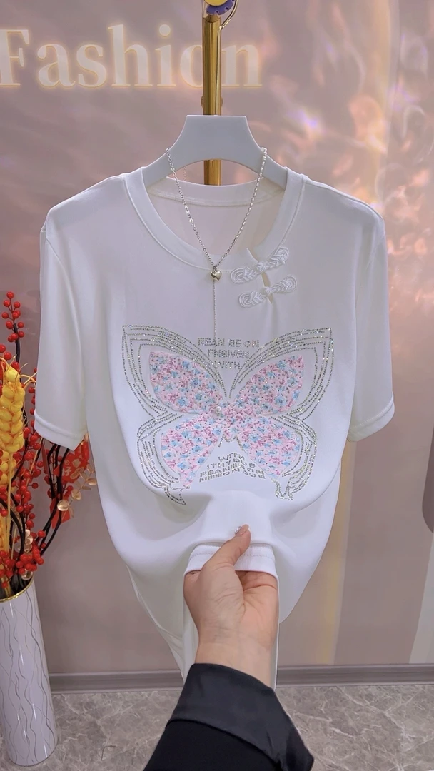 2025年.新款镶钻蝴蝶纽襻7019时尚夏季宽松大码女装百搭圆领