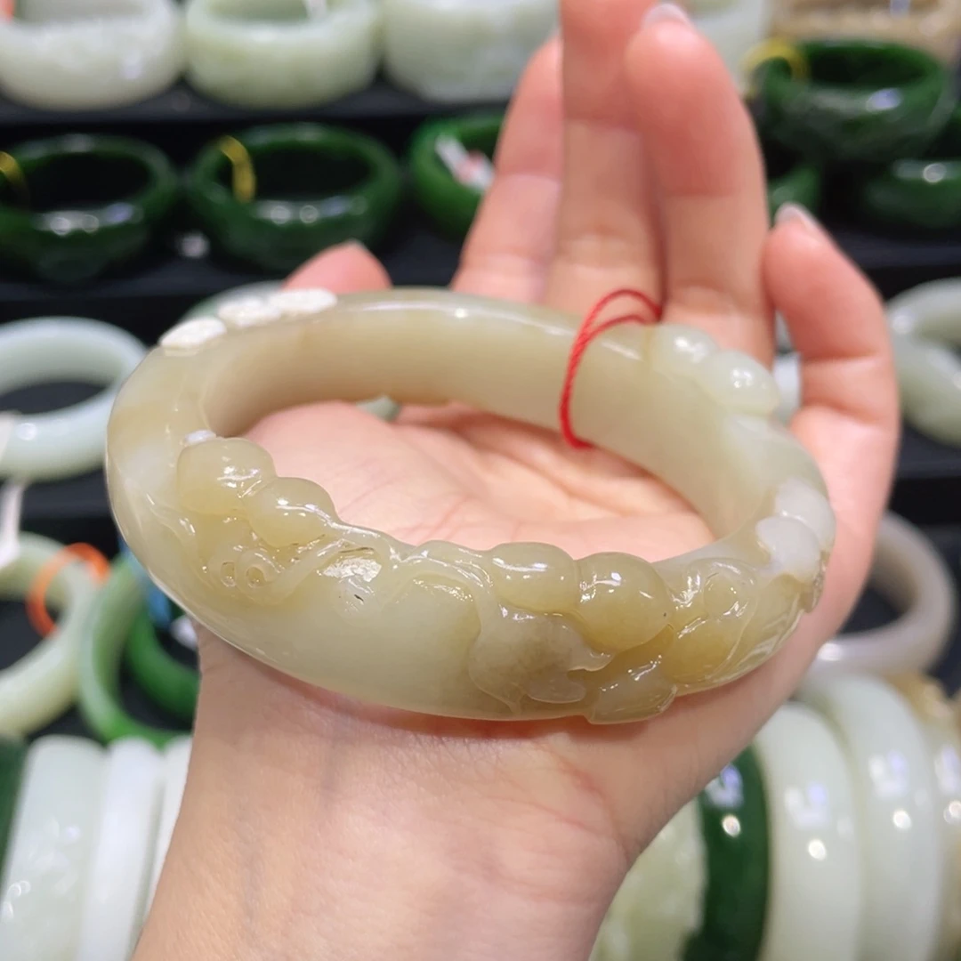 未镶嵌手镯和田玉32。  圈口63+