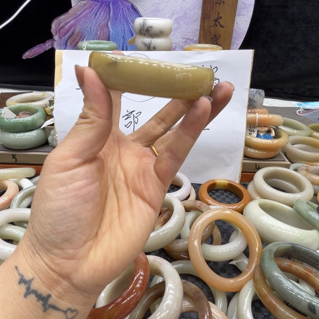 七***悅石英质玉未镶嵌手镯