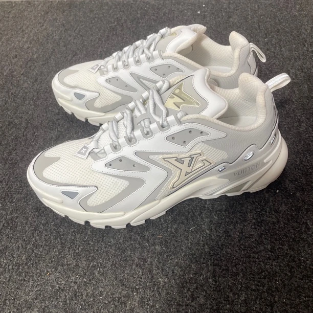 99新 LouisVuitton/路易威登 Runner灰白运动42.5码99新公价14500