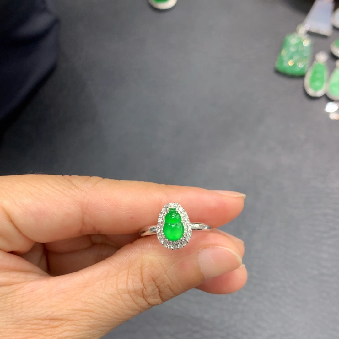 18K金镶嵌戒指翡翠