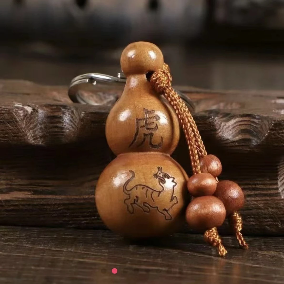 老桃木雕刻十二生肖葫芦创意钥匙扣随身带物件。