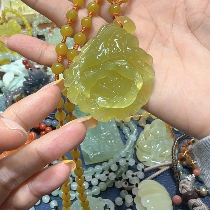 未镶嵌蛇纹石玉吊坠放**念