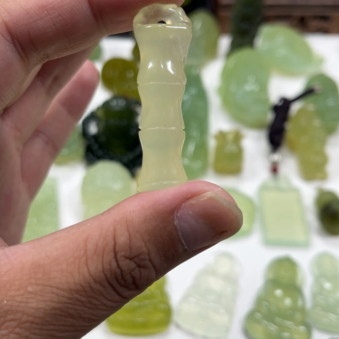 蛇纹石玉未镶嵌颈饰