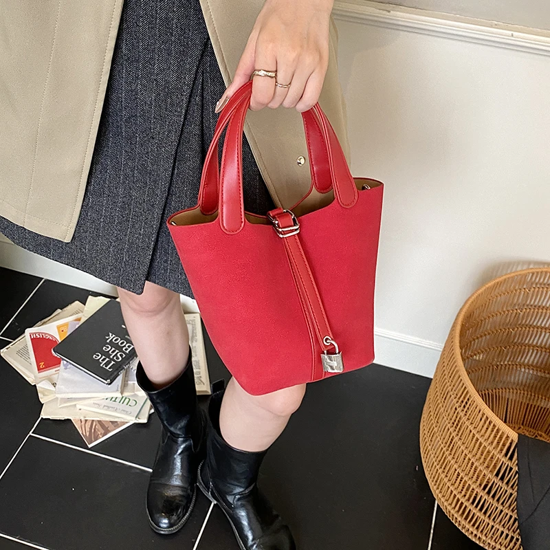 超火手提菜篮子包包女士2025新款高级感百搭通勤水桶包单肩斜挎包