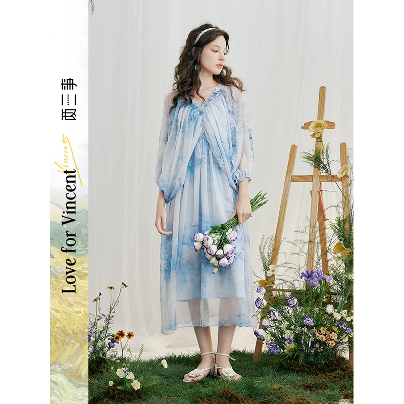 两三事梵高文艺晨雾汐潮2025夏季新款v领印花灯笼袖两件套连衣裙