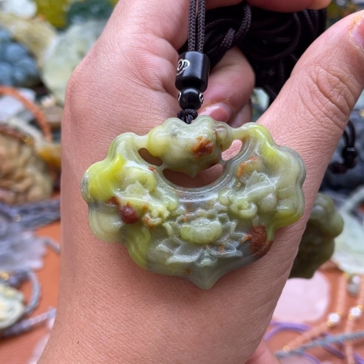 蛇纹石玉未镶嵌颈饰