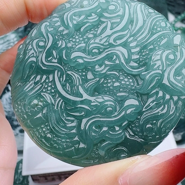 翡翠未镶嵌颈饰多样性发其一