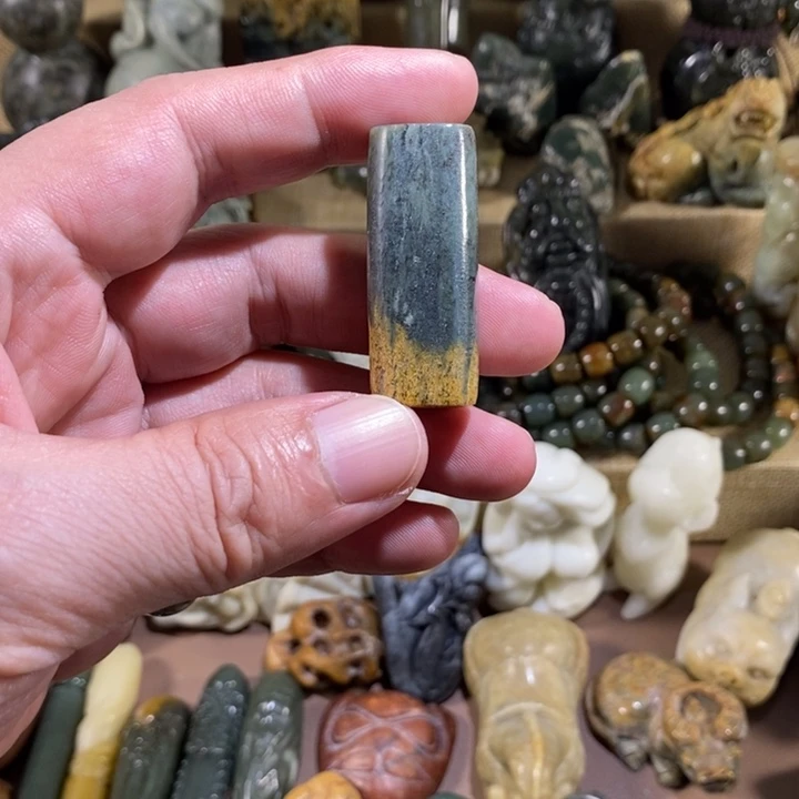 透闪石质玉未镶嵌挂件