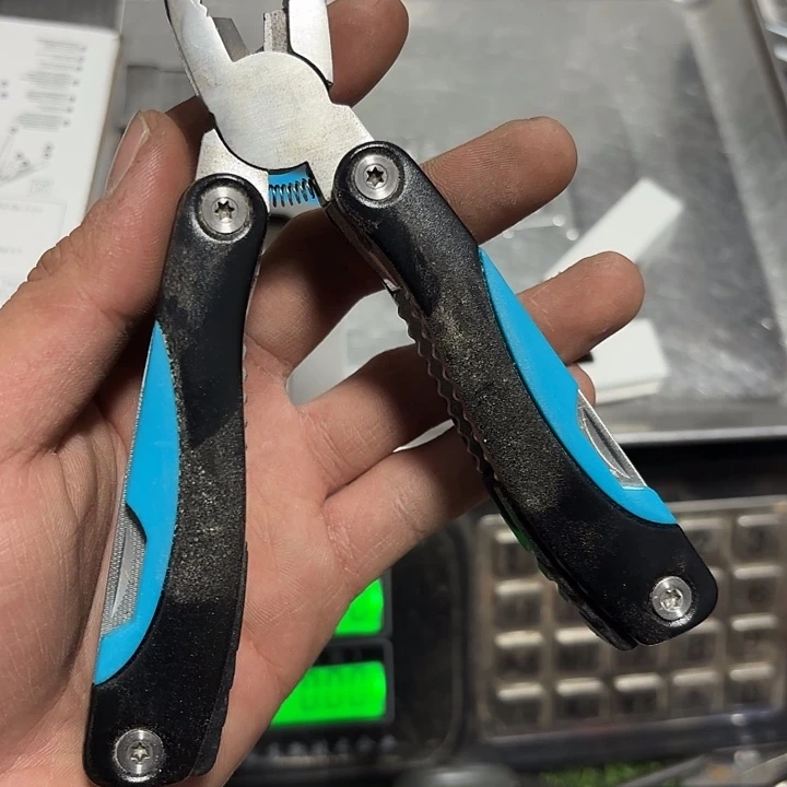 家乐福多功能钳子一把