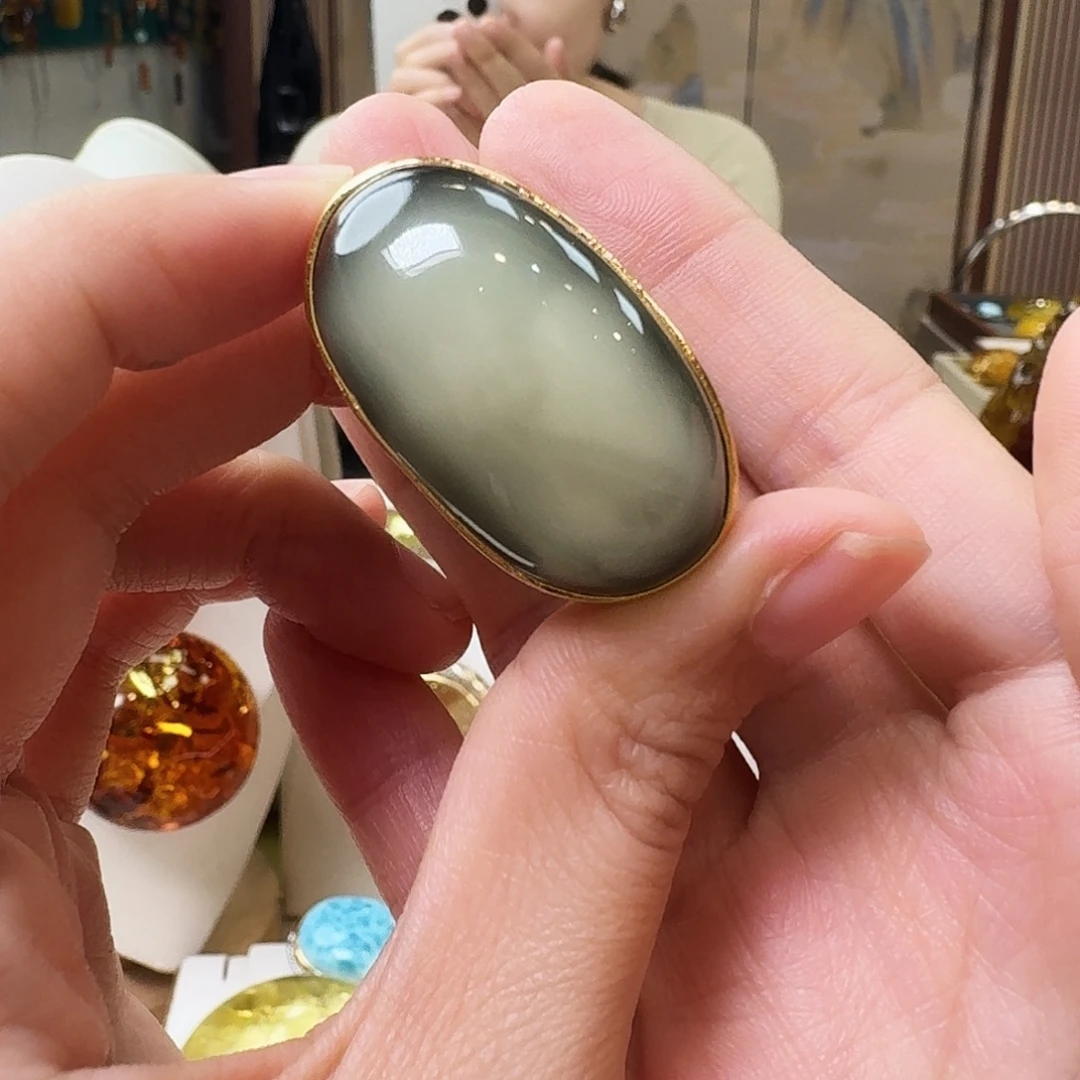 琥珀未镶嵌颈饰戒指