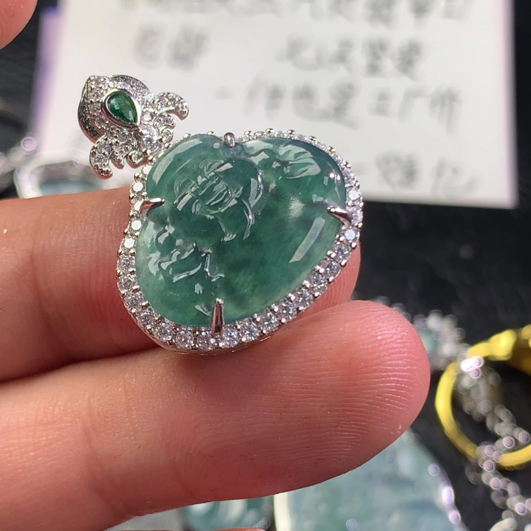 翡翠未镶嵌颈饰财神